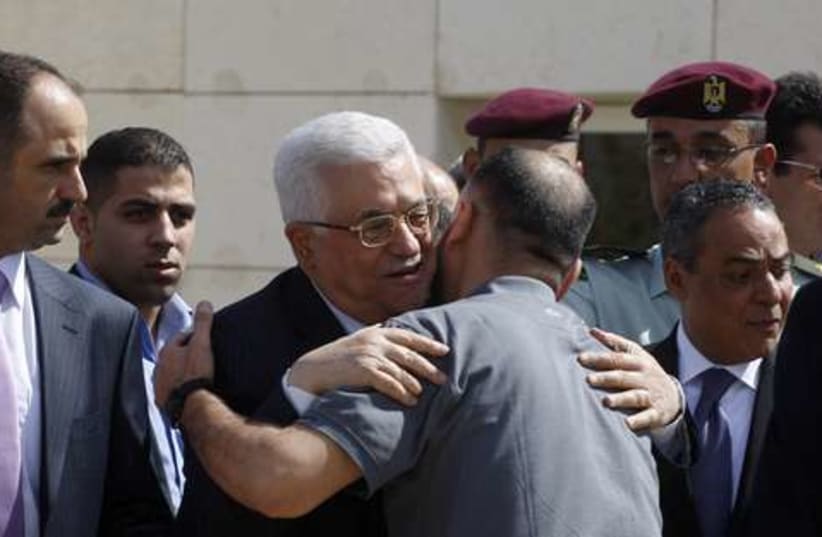 Abbas greets Palestinian prisoners 521 (photo credit: REUTERS/Abed Omar Qusini)