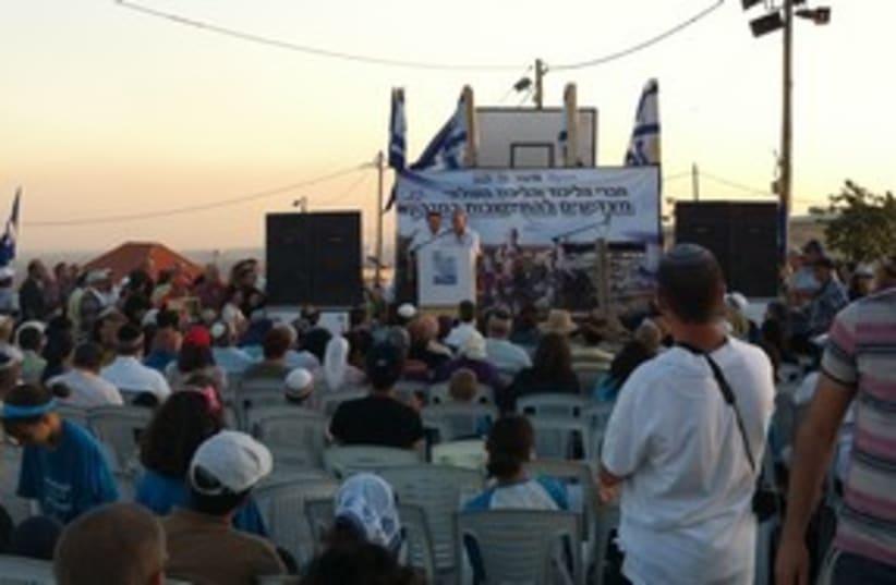 Shevach Stern speaking at Migron rally 311 (photo credit: LAHAV HARKOV)
