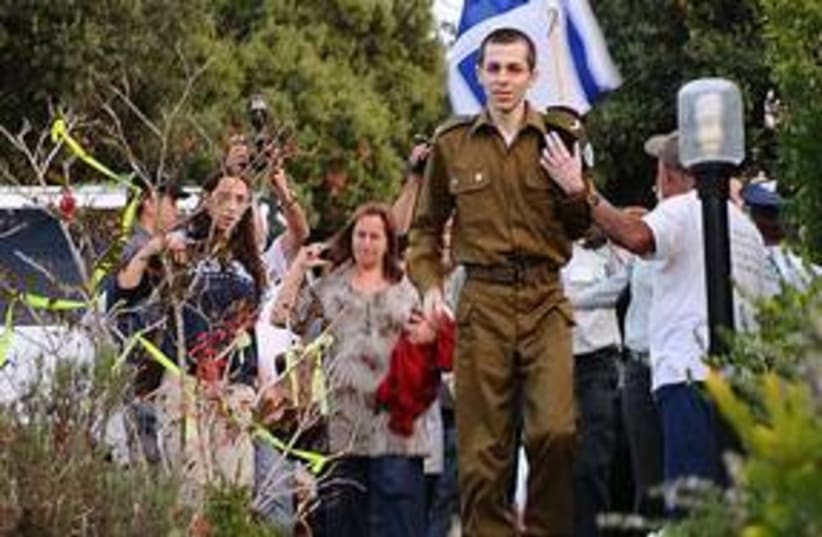 Gilad Schalit arrives at his home in Mitzpe Hila 311 (photo credit: IDF Spokesman)