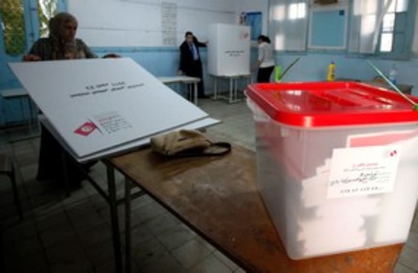 Government workers set up polling station in Tunisia 311 (R) (photo credit: REUTERS/Zohra Bensemra)