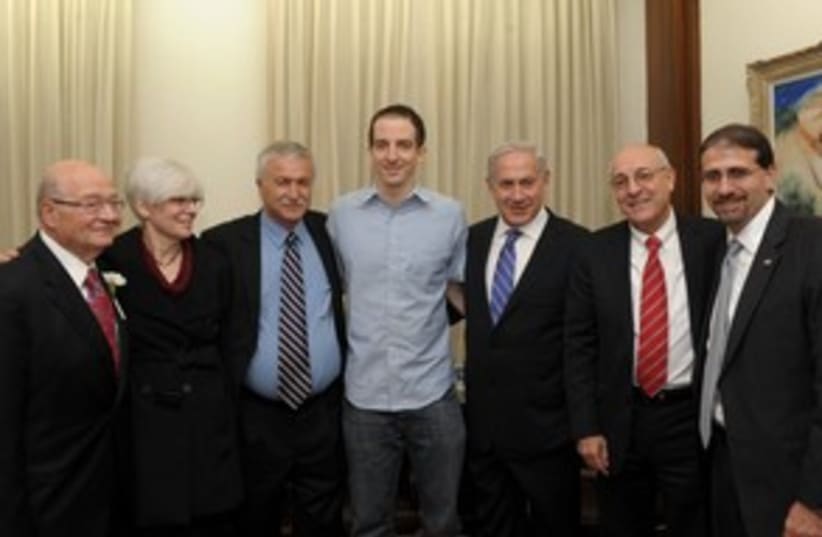 Grapel meets with Netanyahu, mother 311 (photo credit: Amos Ben-Gershom/GPO)