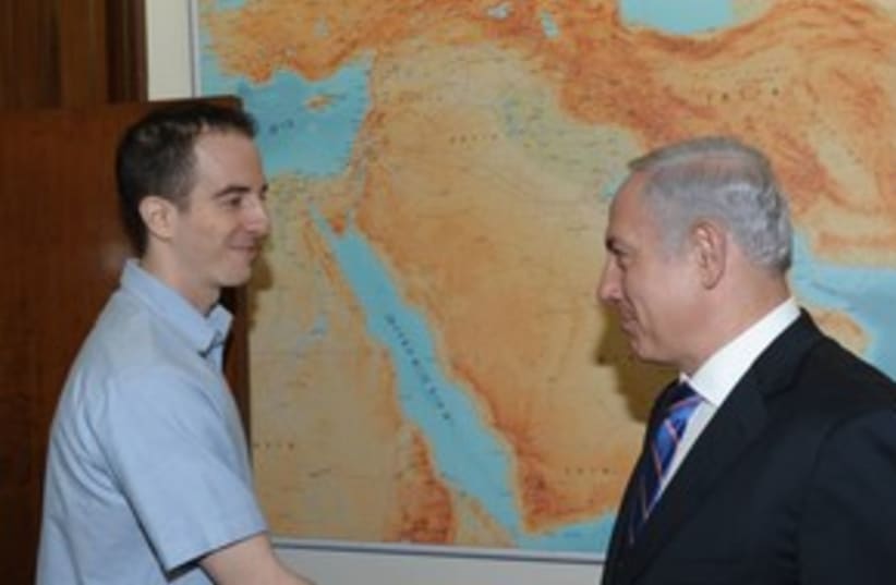 Grapel meets with Netanyahu 311 (photo credit: Amos Ben-Gershom/GPO)
