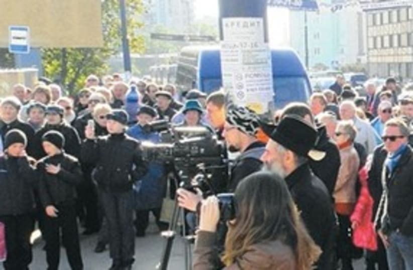 Crowd gather where Konigsberg Synagogue once stood (photo credit: Courtesy of Rabbi David Shvedik)