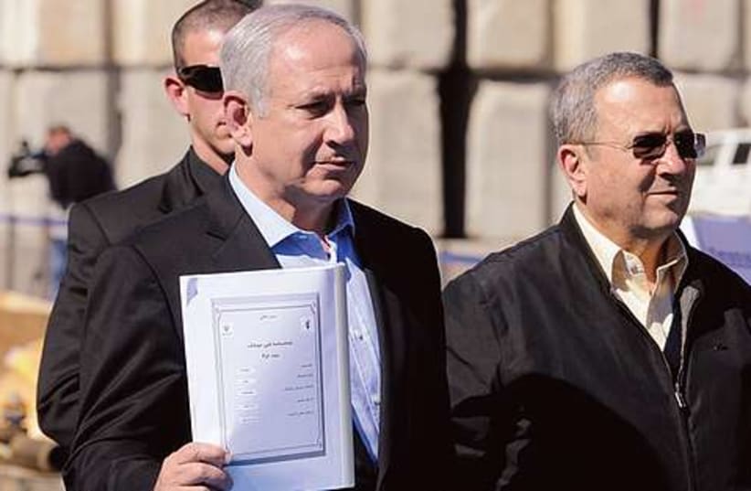 Netanyahu holding document 521 (photo credit: Courtesy/Wikicommons)
