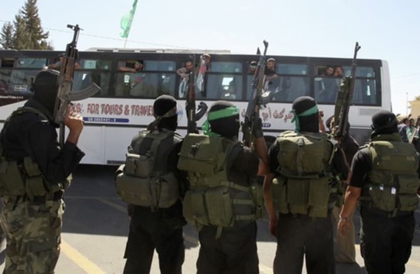 Palestinian prisoners on bus 521 (photo credit: REUTERS/Mohammed Salem )