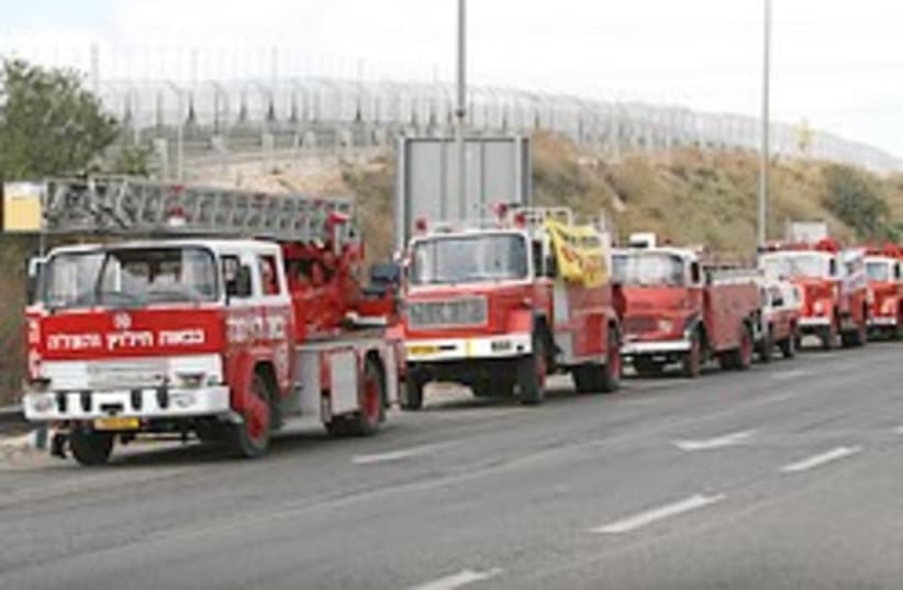Fire trucks line up on Route 443 on Sunday morning, after police prevented them from carrying out a plan to block traffic into Jerusalem by traveling slowly on major arteries leading into the capital. (photo credit: Ariel Jerozolimski)
