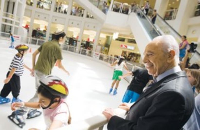 Peres visits shopping mall in Ashdod, 311 (photo credit: REUTERS/Amir Cohen)