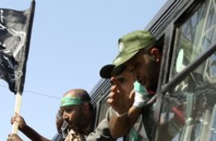 Freed Palestinian prisoners on bus 300 (photo credit: REUTERS/Ahmed Jadallah)