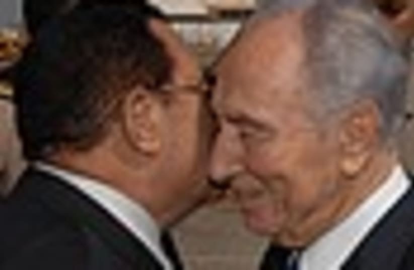 peres mubarak kiss 88 (photo credit: )