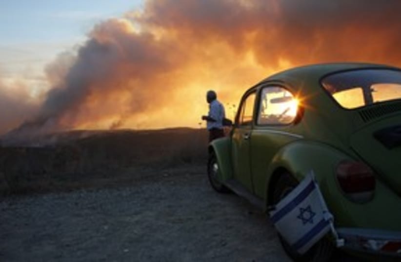 Carmel Fire 311 (R) (photo credit: REUTERS/Nir Elias)