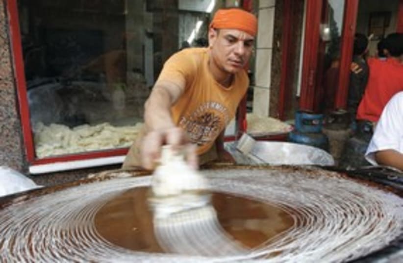 Egyptian man man prepares a traditional dessert 311 (R) (photo credit: REUTERS)