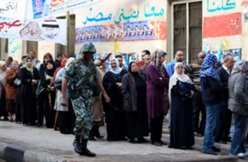 Egyptian soldier guards as Egyptians line up to vote 311 (R) (photo credit: REUTERS/Ahmed Jadallah)