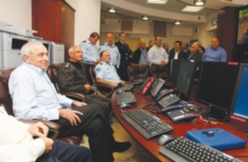 Aharonovitch in emergency control center 311 (photo credit: Public Security Ministry)