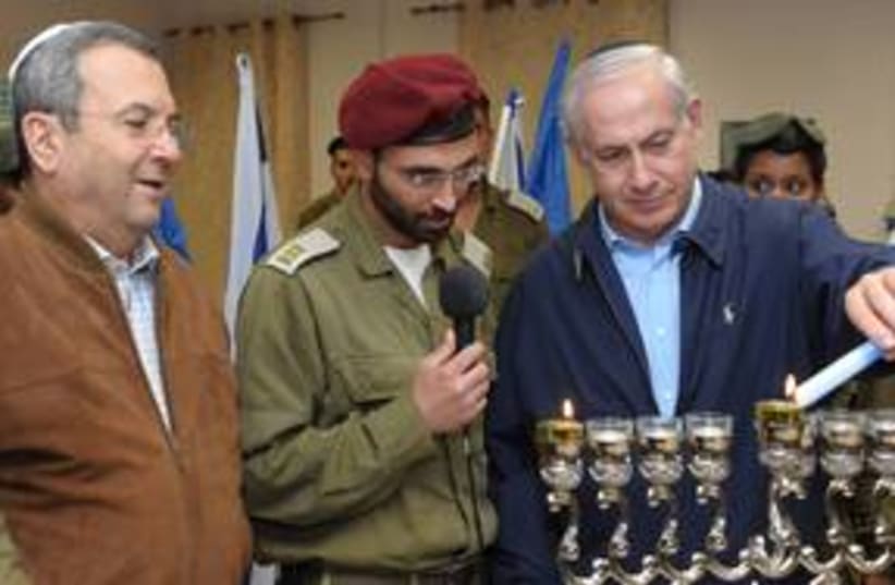 PM Netanyahu lights Hanukka candles at Efraim IDF base 311 (photo credit: Amos Ben-Gershom/GPO)