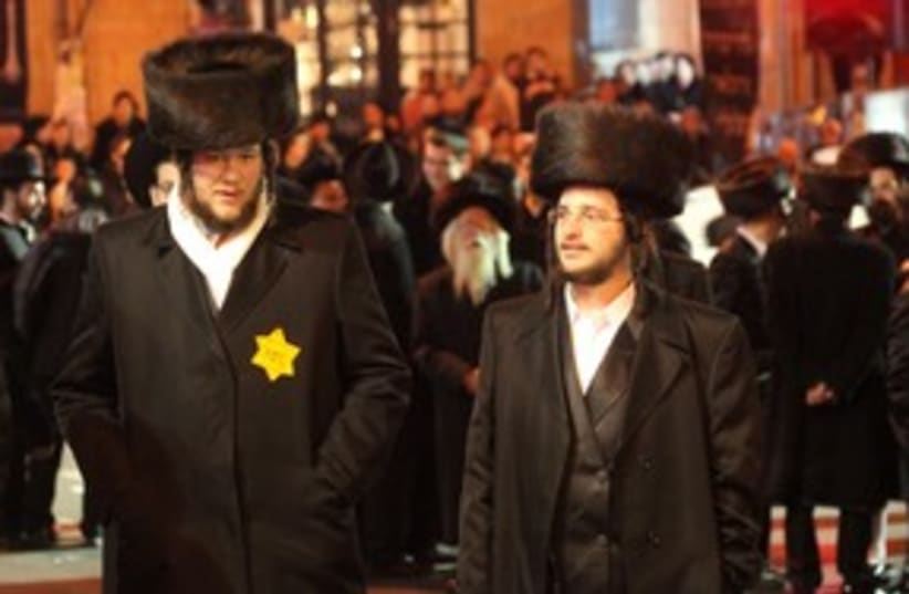 Haredi protesters in J'lem wear yellow Star of David 311 (photo credit: Marc Israel Sellem)