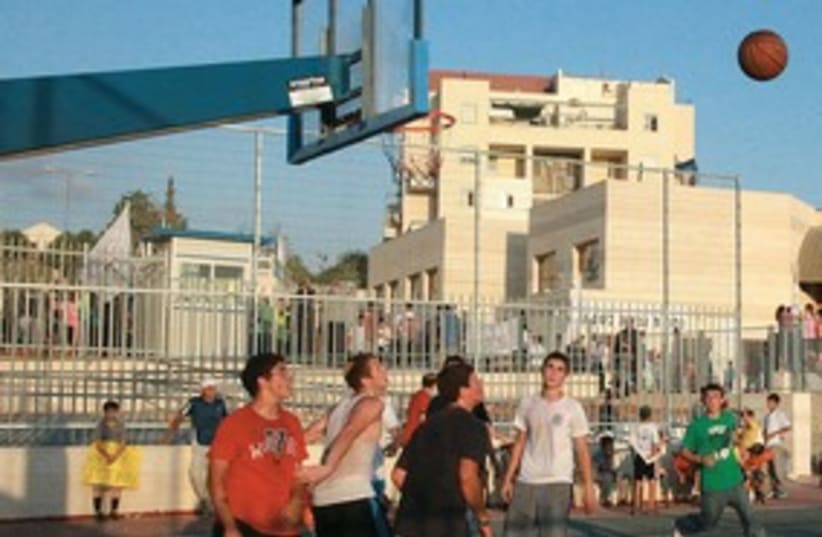 Beit Shemesh basketball game_311 (photo credit: Marc Israel Sellem)