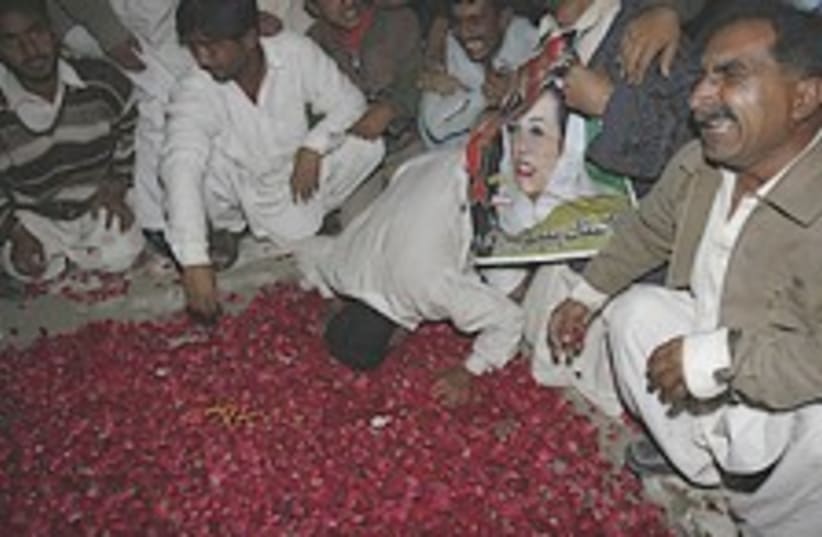 Bhutto mourning 224.88 (photo credit: AP)