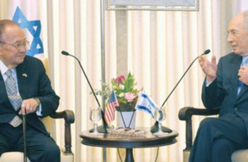 Peres meets Daniel K. Inouye 311 (photo credit: GPO)