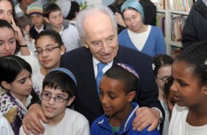 President Peres visits Ethiopian-Israeli students 311 (photo credit: Amos Ben Gershom/GPO)