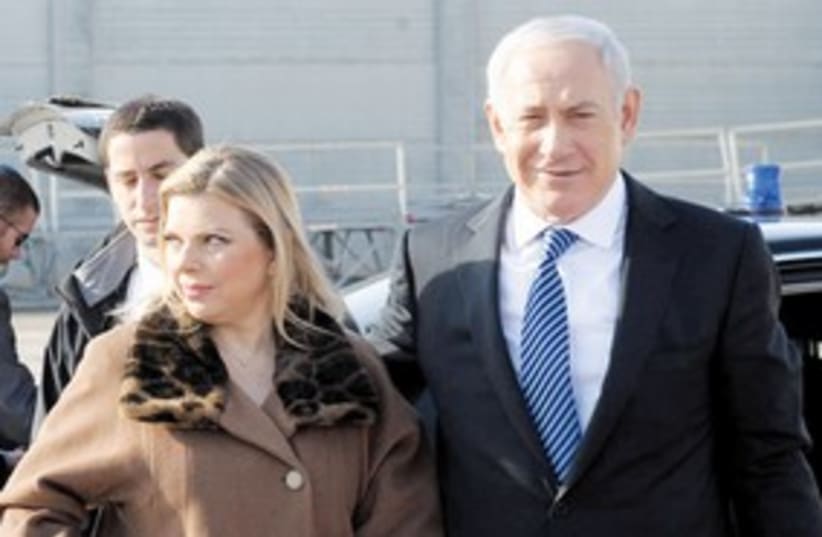 Binyamin, Sara Netanyahu arrive in Amsterdam_311 (photo credit: Amos Ben-Gershon/GPO)