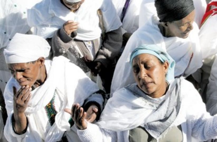Ethiopian women grieve after domestic murder 390 (photo credit: Ariel Jerozolimski)