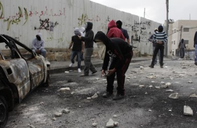 Clashes in Issawiya 390 (photo credit: REUTERS/Ammar Awad)