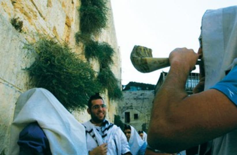Jew blows shofar at Kotel 390 (photo credit: Baz Ratner/Reuters)