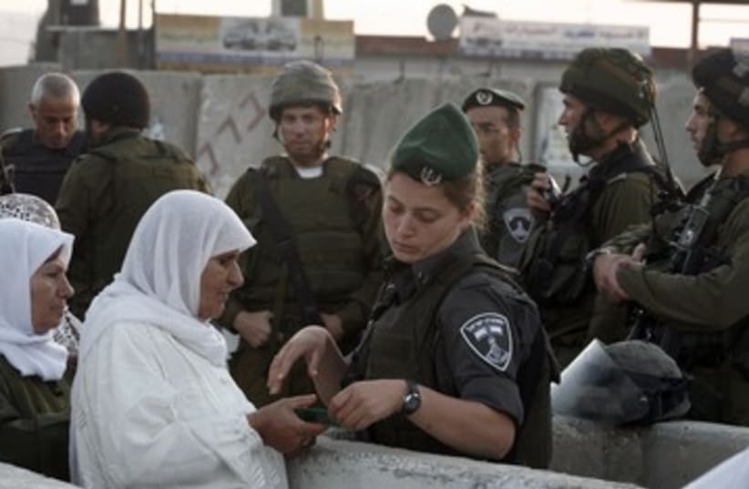 IDF checkpoint 390 (photo credit: REUTERS)