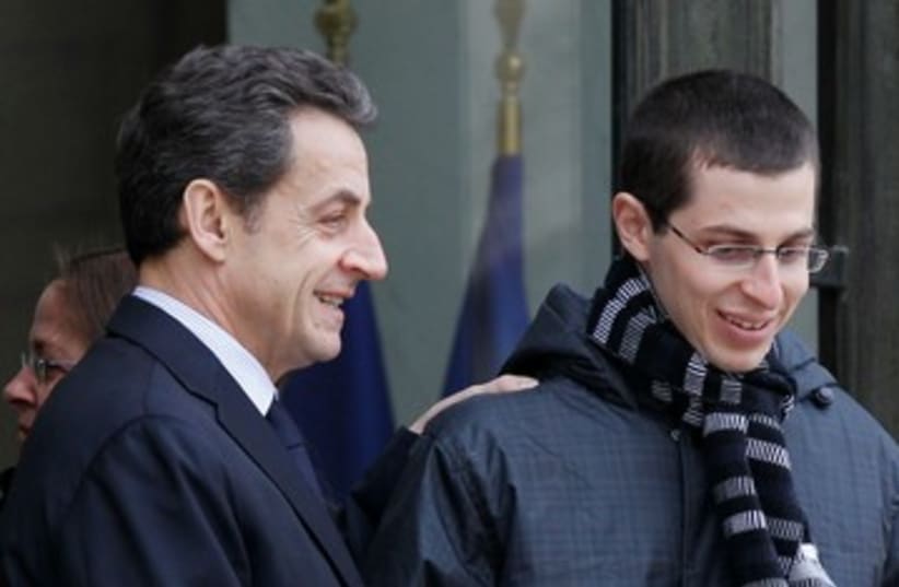 Gilad schalit and Sarkozy 390 (photo credit: REUTERS)