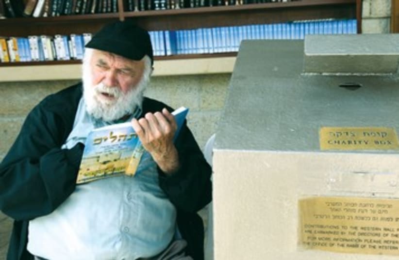 Elderly Israeli man reads psalms 390 (photo credit: Marc Israel Sellem)