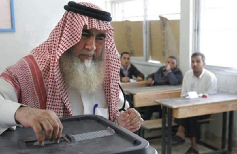 Man votes in Amman 390 (photo credit: Reuters)