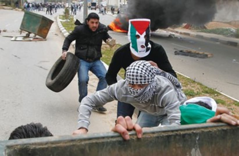 protesters outside Ofer prison_390 (photo credit: Reuters)