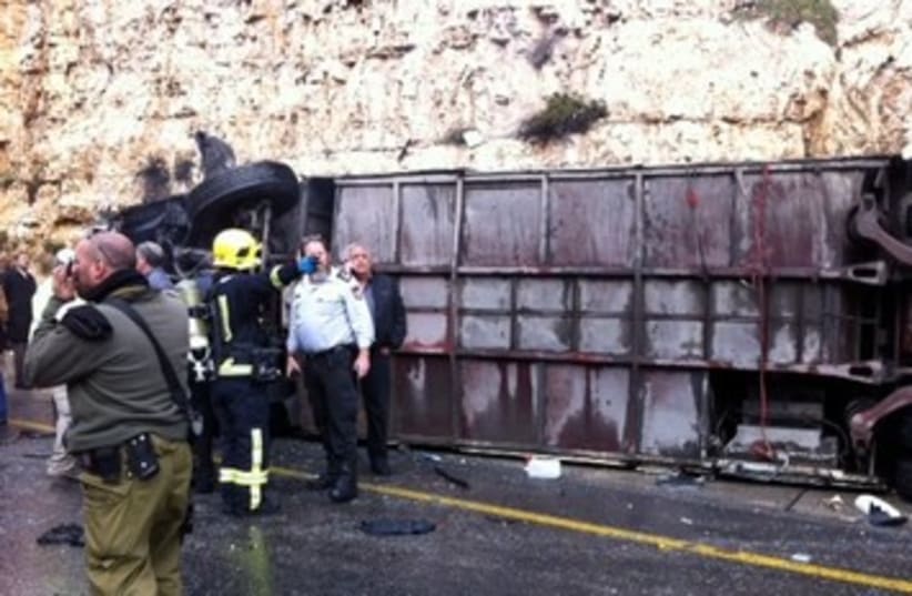 Overturned bus in Jerusalem 390 (photo credit: Shimri Yeret - Aryeh Alter)