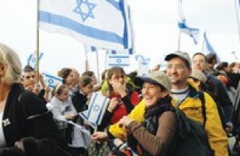New Olim Israeli flags celebration zionist 300 (photo credit: Elle Yahalom)