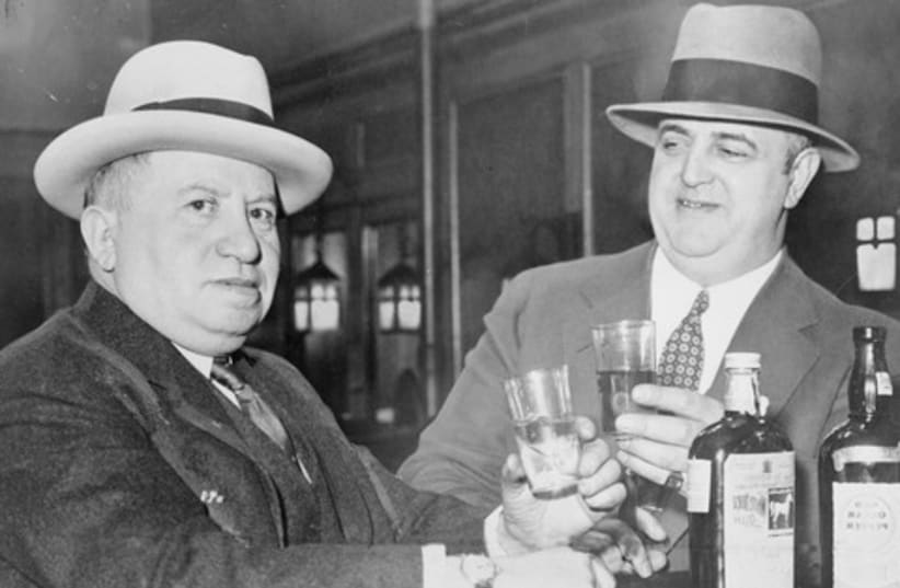 Izzy Einstein, Moe Smith share a toast in a NY bar in 1935  (photo credit: US Library of Congress/ Wikimedia)