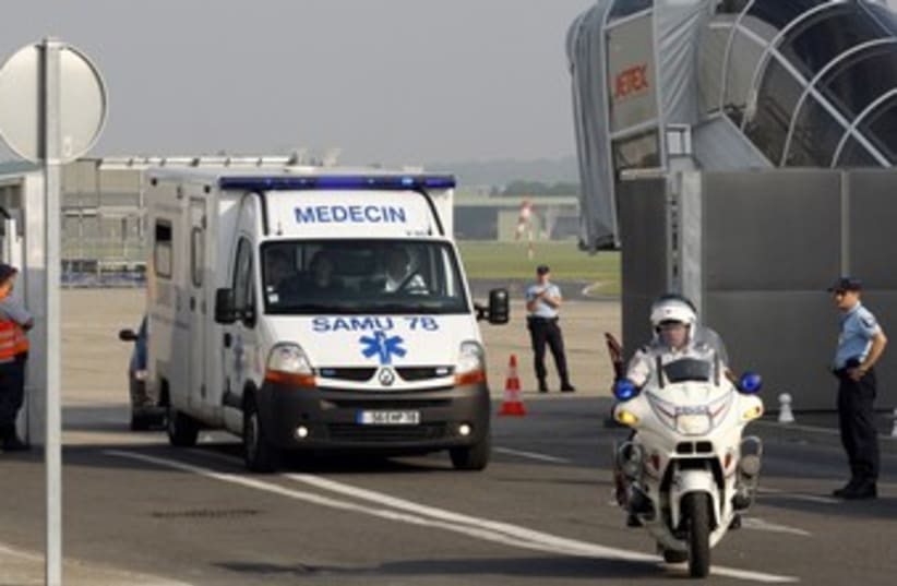 French ambulance 370 (photo credit: REUTERS/Benoit Tessier)