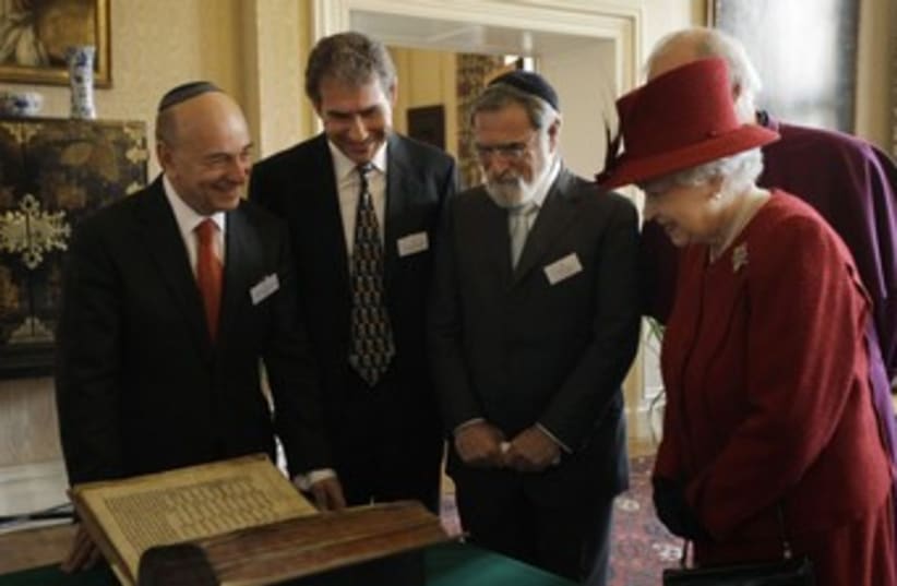 Queen Elizabeth with Vivian Wineman, Jewish leaders 370 (R) (photo credit: REUTERS)