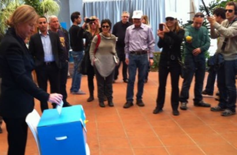 Tzipi Livni casts her Kadima primary vote in Tel Aviv 370 (photo credit: LAHAV HARKOV)