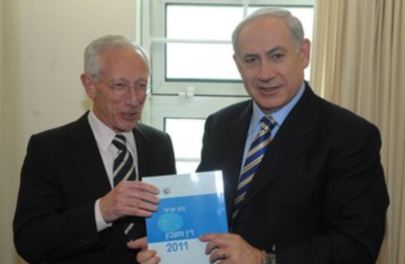 Fischer and Netanyau hold central bank's annual report 370 (photo credit: GPO)