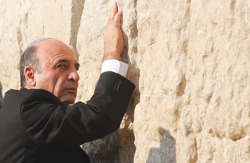 Shaul Mofaz at the Western Wall 370 (photo credit: Marc Israel Sellem/The Jerusalem Post)