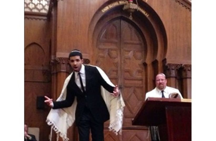 Drake rapping in synagogue 390 EMBED (photo credit: Twitter)