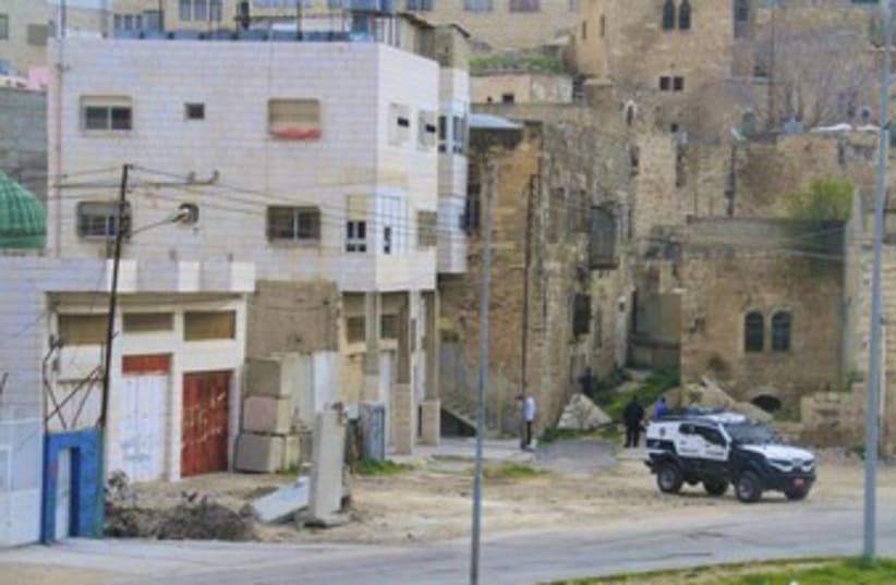 Settlers enter building in Hebron 370 (photo credit: TOVAH LAZAROFF)