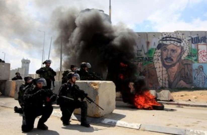 Border Police clash with Palestinians at Kalandiya 370 (photo credit: REUTERS/Darren Whiteside )