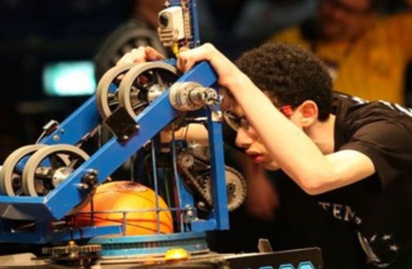 Israeli basketball robot 370 (photo credit: FIRST Israel/Avishai Finkelstein)
