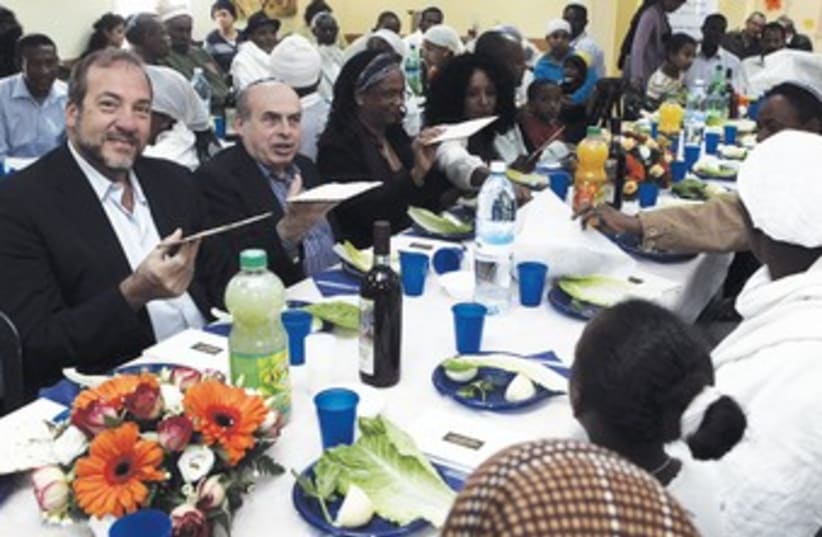 Seder with Ethiopian olim 370 (Do not reuse) (photo credit: Flash 90)