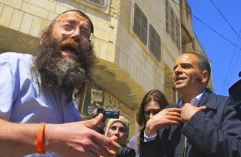 Baruch Marzel argues with Palestinian tour guide in Hebron  (photo credit: Tovah Lazaroff)