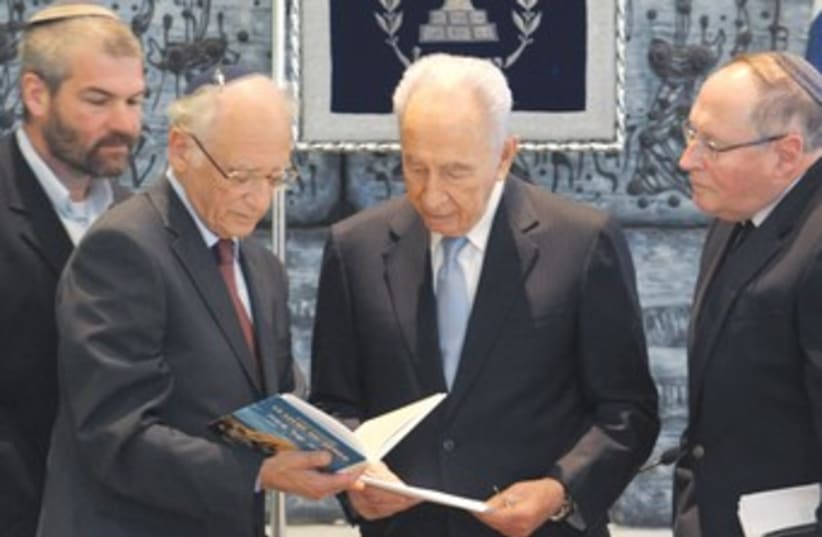 Peres receives memorial Haggada 370 (photo credit: Mark Neiman/GPO)