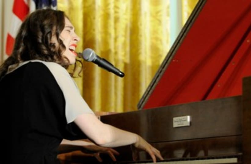 Regina Spektor sings at a reception 370 (photo credit: REUTERS/Jonathan Ernst)