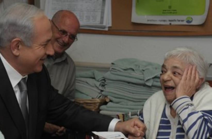 Netanyahu visits the elderly 370 (photo credit: Amos Ben-Gershom/GPO)