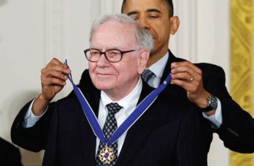 Buffet receives Medal of Freedom from US President Obama 370 (photo credit: Reuters)